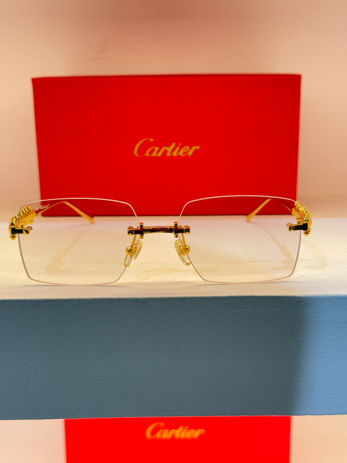 Cartier à verres clairs, face rectangulaire sans cerclage et détails dorés — photo réelle 1 de la paire chez NVL