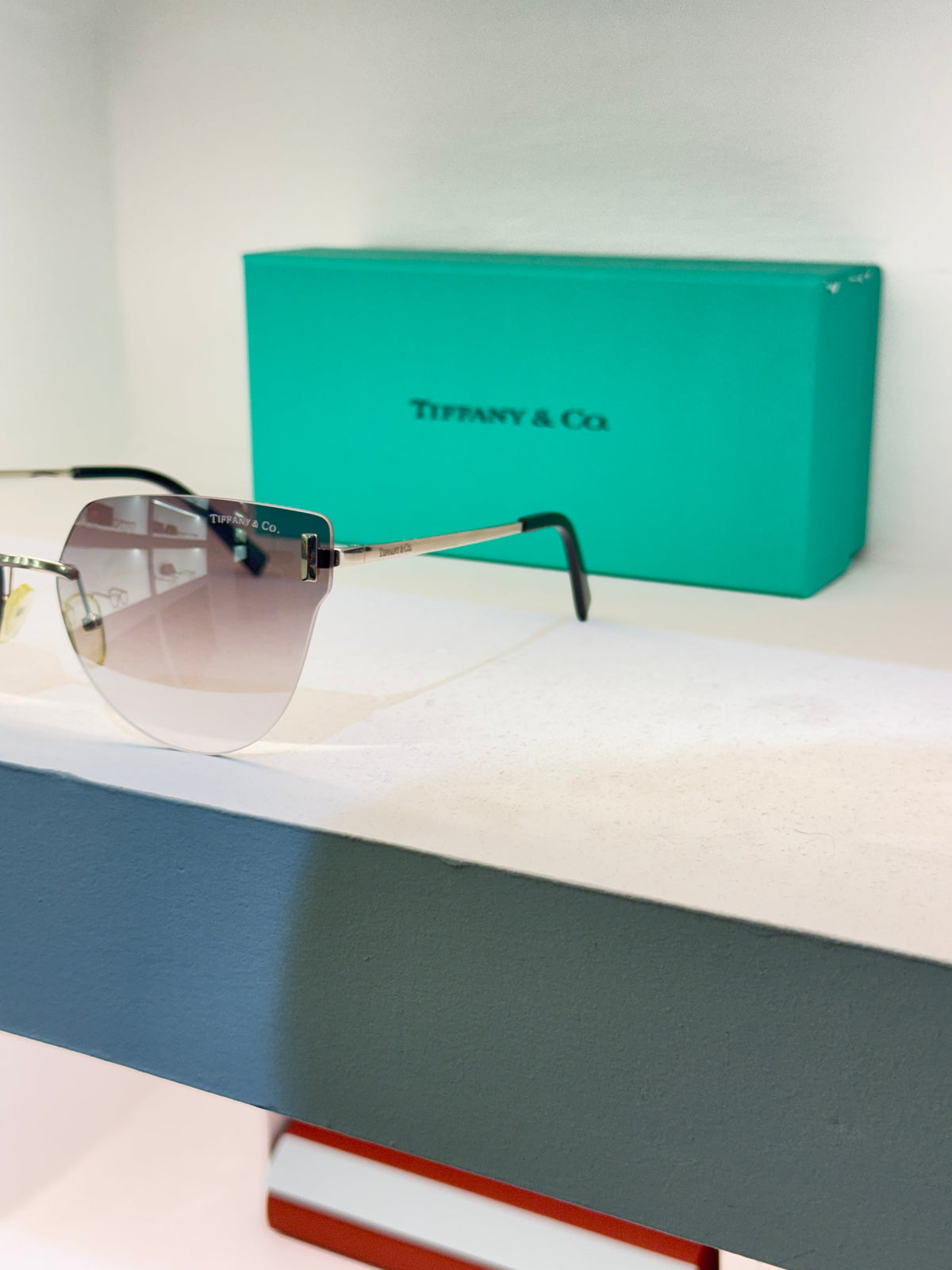 Tiffany & Co. œil de chat sans cerclage, détails argentés et verres dégradés — photo réelle 2 de la paire chez NVL