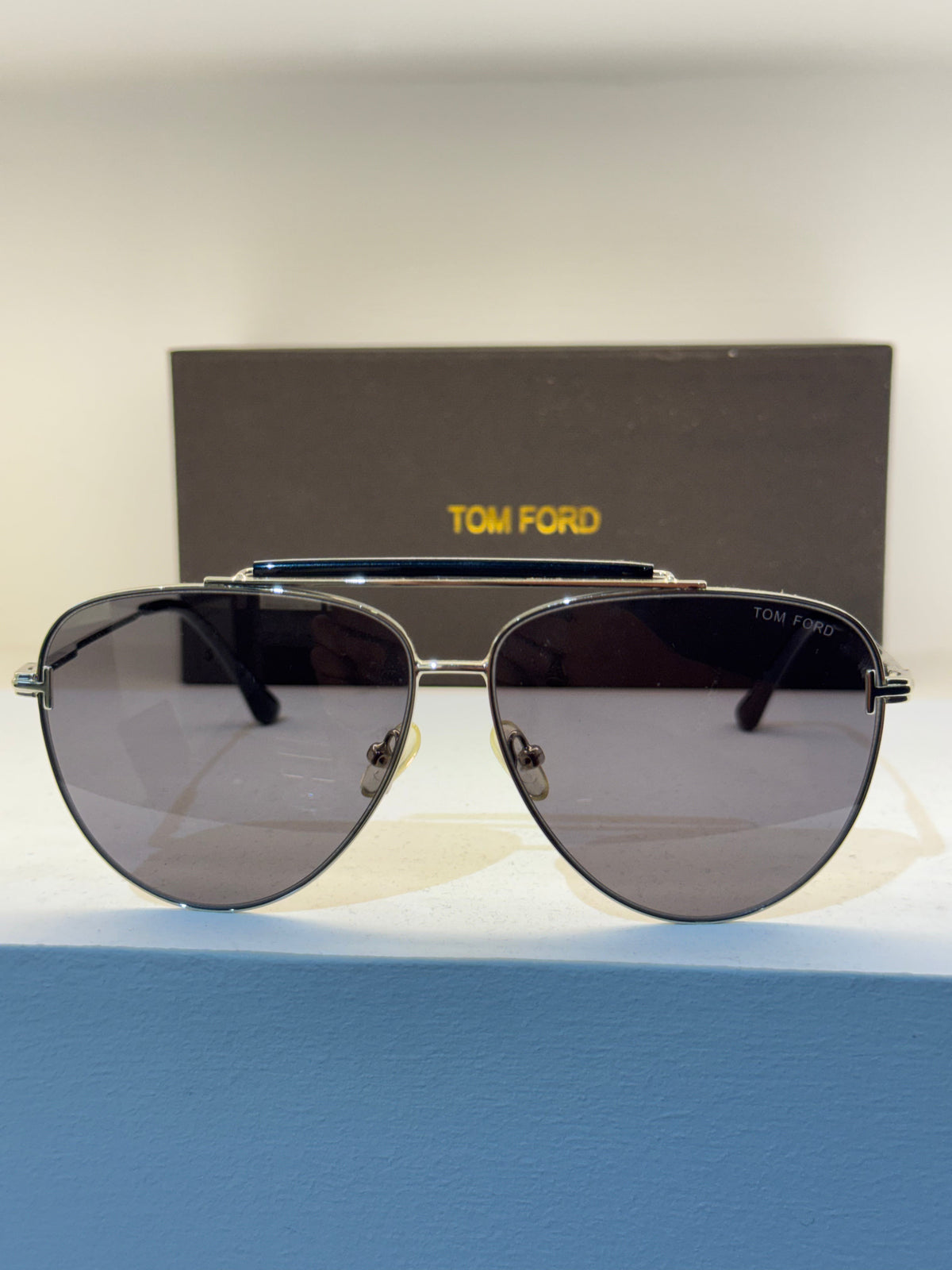 Tom Ford aviateur argentée, double pont et verres teintés gris — photo réelle 1 de la paire chez NVL