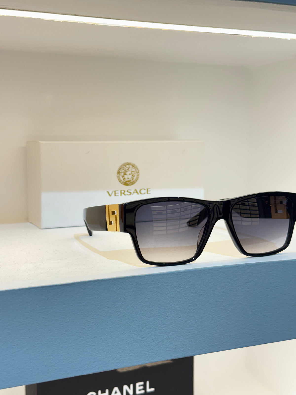 Versace carrée noire, détails dorés sur les branches et verres dégradés — photo réelle 2 de la paire chez NVL