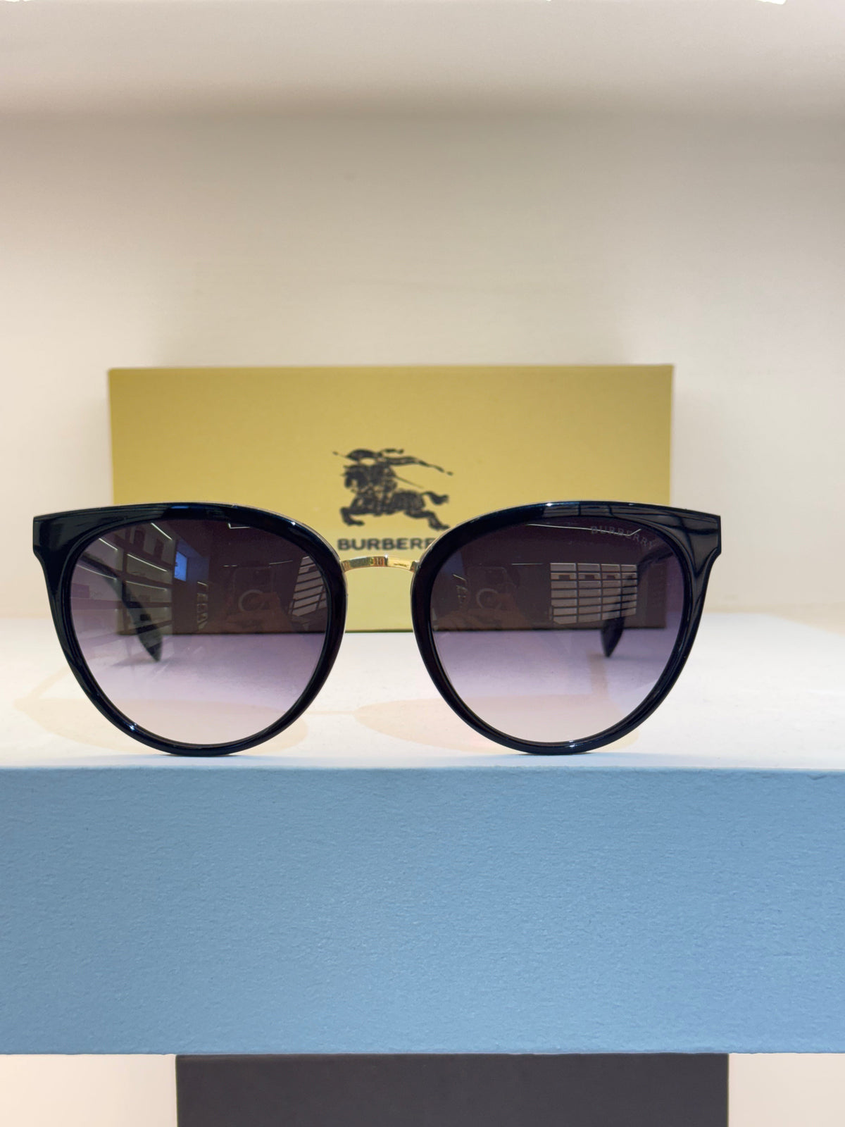 Burberry noire, forme œil de chat arrondie et verres teintés en dégradé — photo réelle 1 de la paire chez NVL
