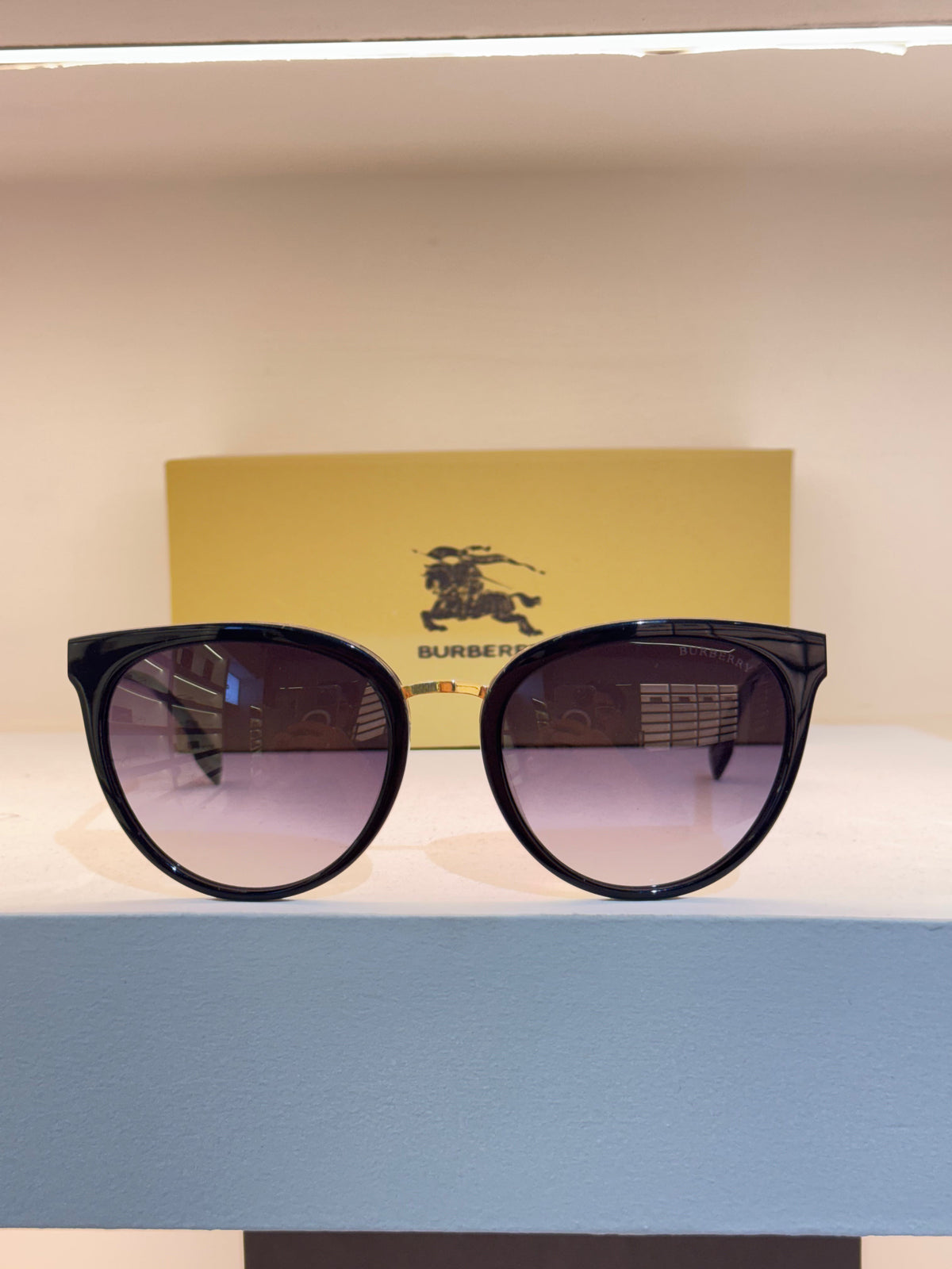 Burberry noire, forme œil de chat arrondie et verres teintés en dégradé — photo réelle 2 de la paire chez NVL