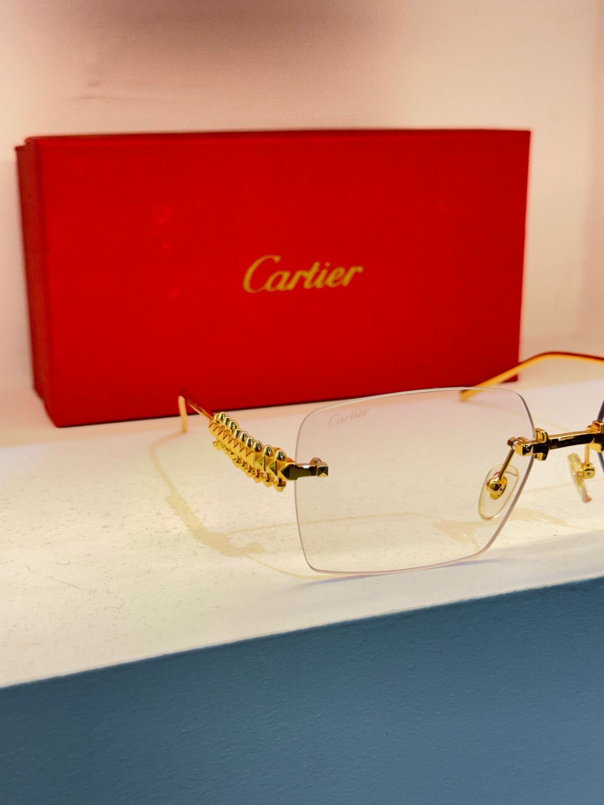 Cartier à verres clairs, face rectangulaire sans cerclage et détails dorés — photo réelle 2 de la paire chez NVL