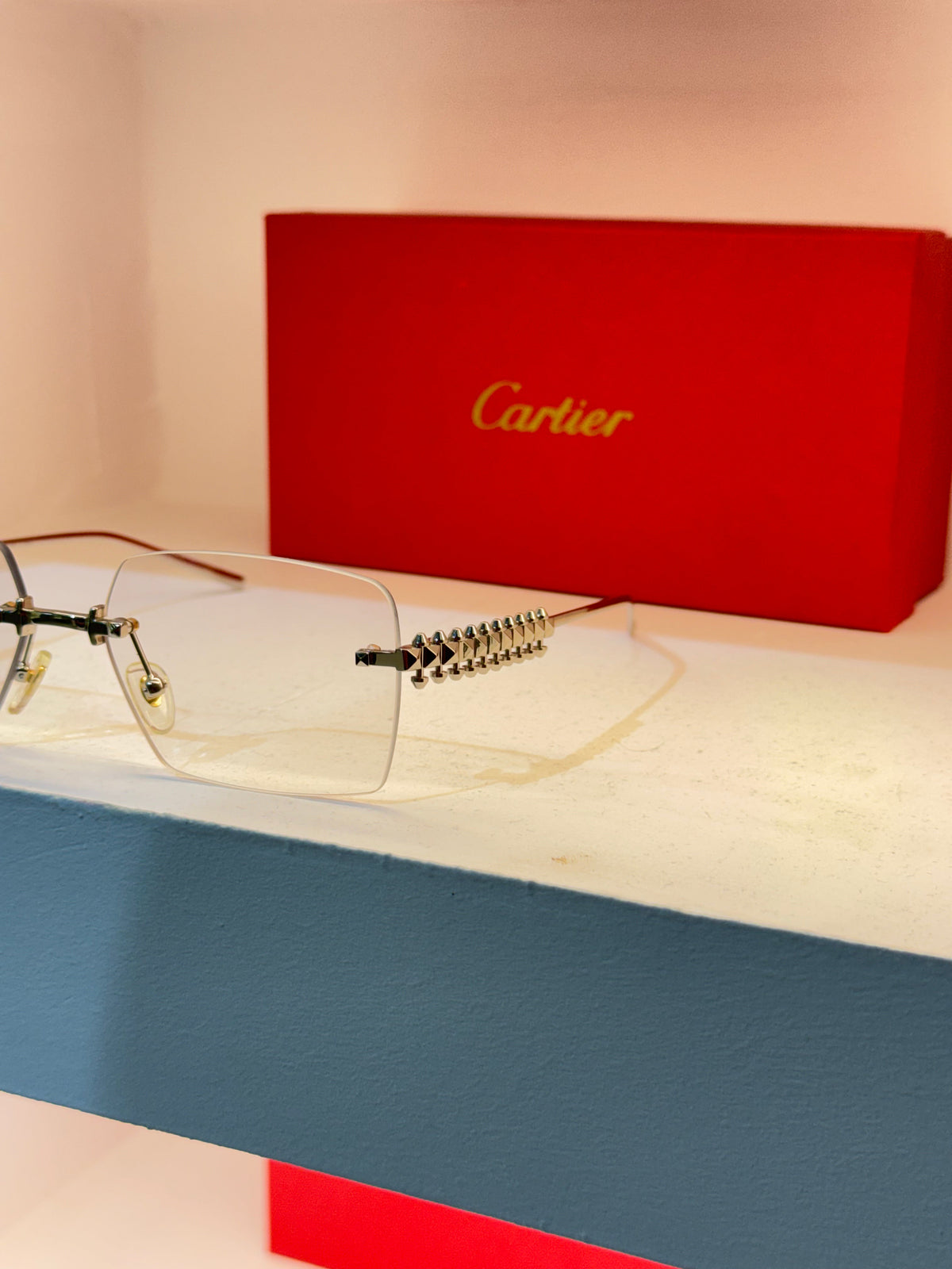 Cartier à verres clairs, face rectangulaire sans cerclage et détails argentés — photo réelle 2 de la paire chez NVL