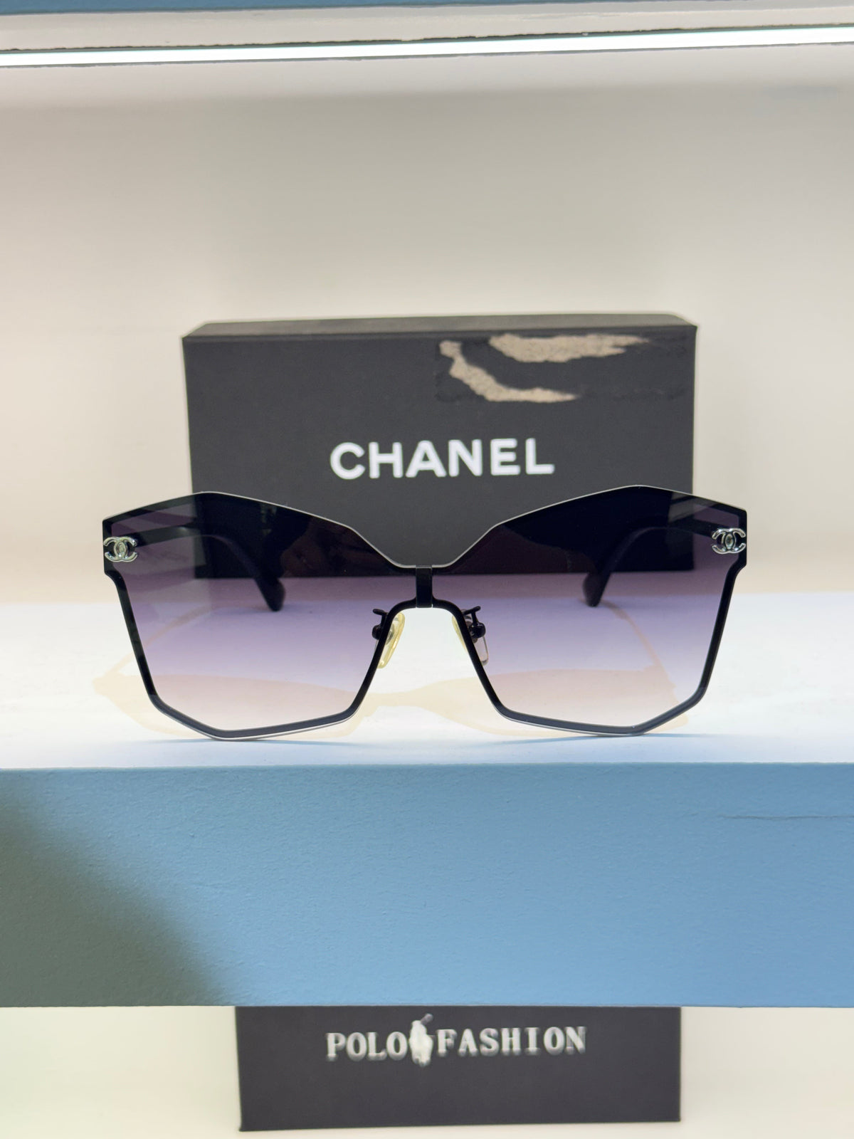 Chanel aux contours géométriques, détails noirs et verres teintés en dégradé — photo réelle 1 de la paire chez NVL
