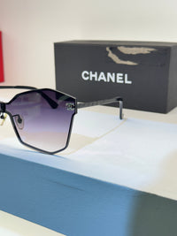 Chanel aux contours géométriques, détails noirs et verres teintés en dégradé — photo réelle 2 de la paire chez NVL