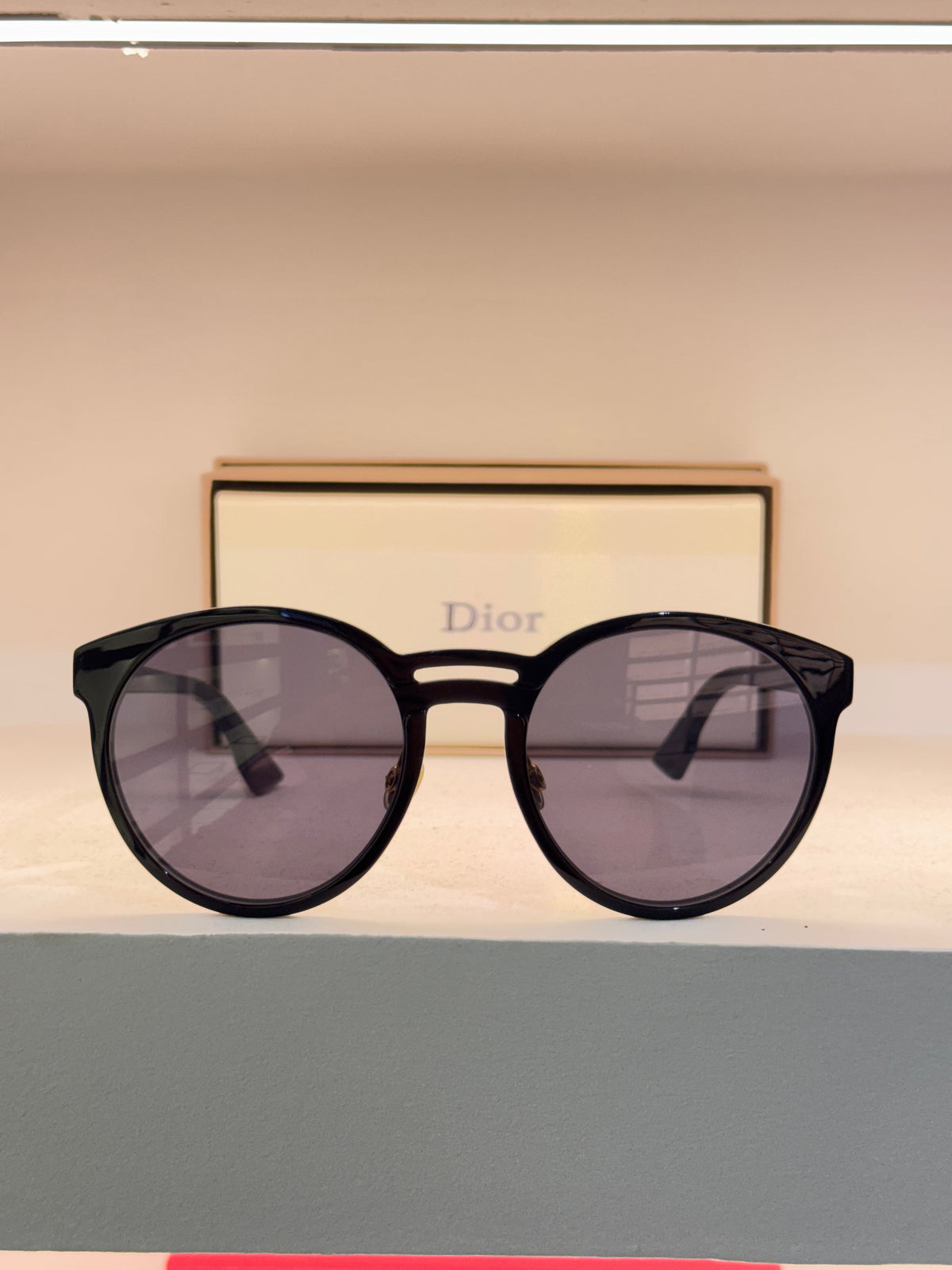 Dior ronde, contours noirs, double pont doré et verres foncés — photo réelle 1 de la paire chez NVL