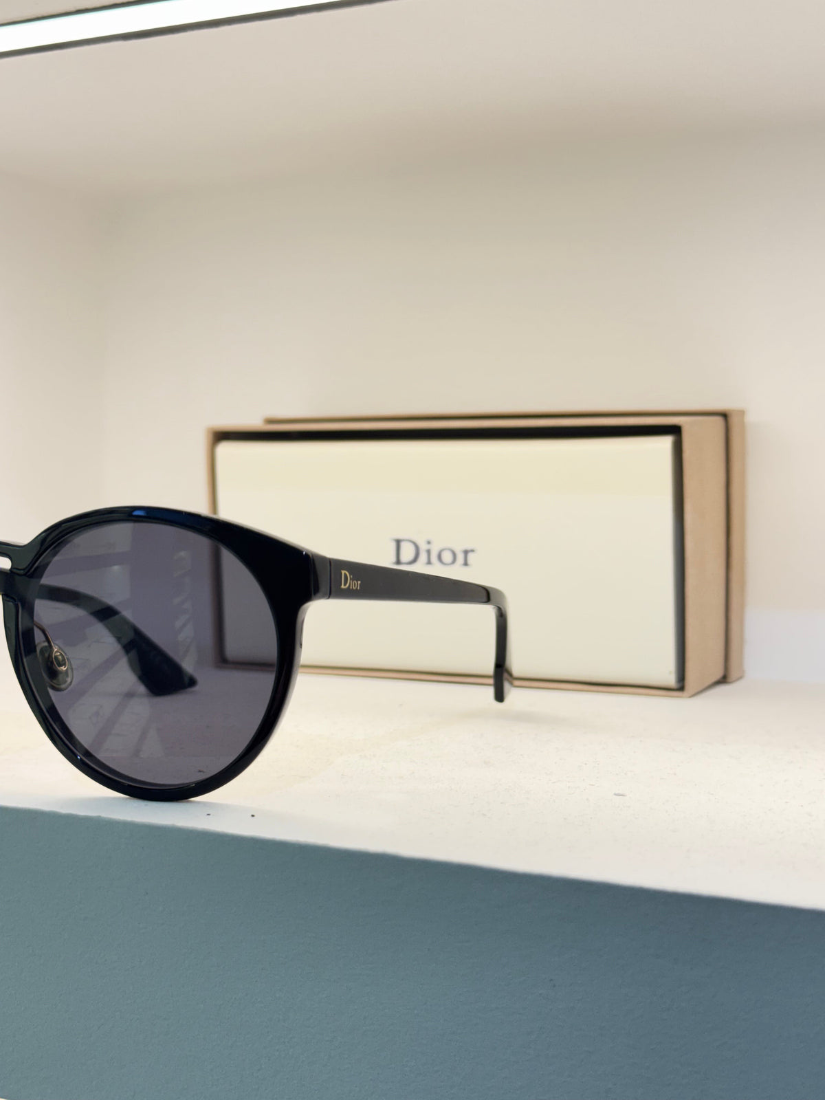 Dior ronde, contours noirs, double pont doré et verres foncés — photo réelle 2 de la paire chez NVL