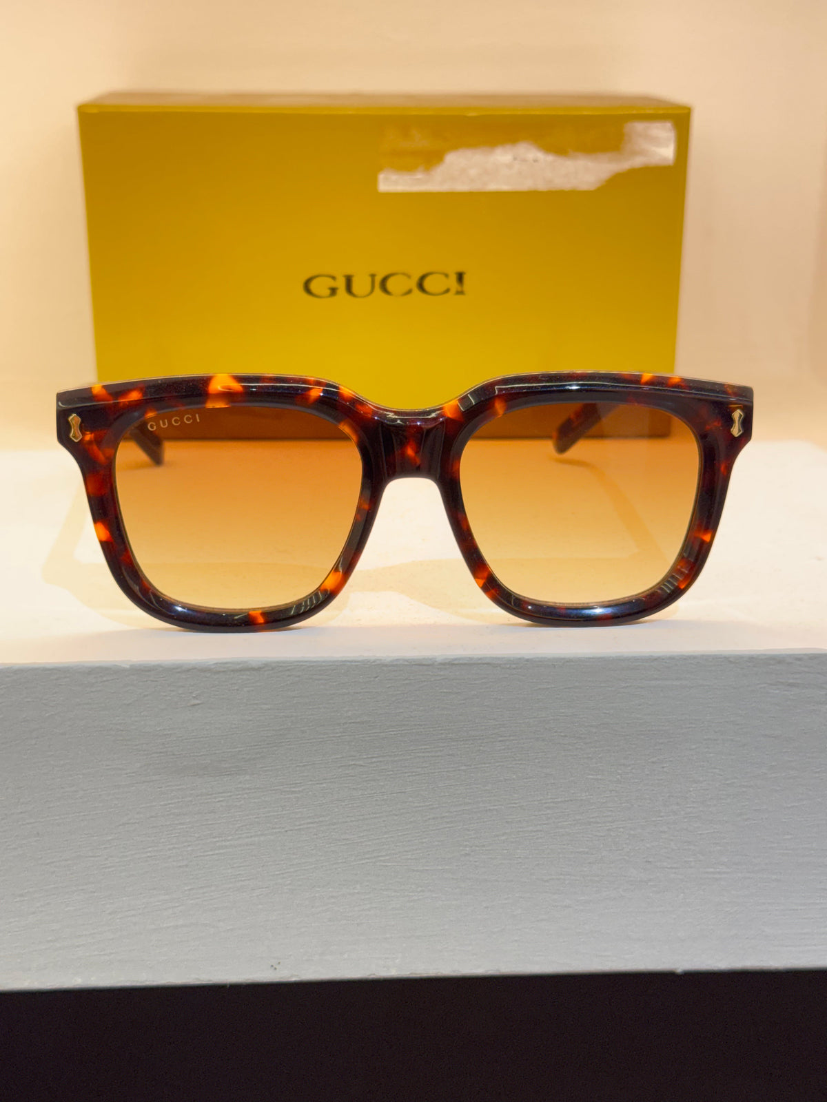 Gucci carrée au motif écaille brun et ambré, avec verres jaune-orangé — photo réelle 2 de la paire chez NVL