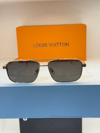 Louis Vuitton carrée, verres gris et détails dorés sur le pont et les branches — photo réelle 1 de la paire chez NVL