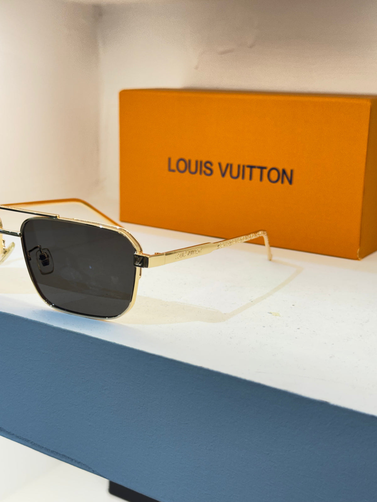 Louis Vuitton carrée, verres gris et détails dorés sur le pont et les branches — photo réelle 2 de la paire chez NVL