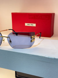 Miu Miu sans cerclage, verres géométriques bleutés et détails dorés — photo réelle 2 de la paire chez NVL
