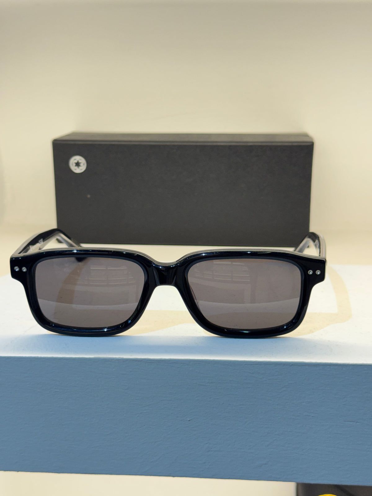 Montblanc noire, face rectangulaire aux angles arrondis et verres gris — photo réelle 1 de la paire chez NVL