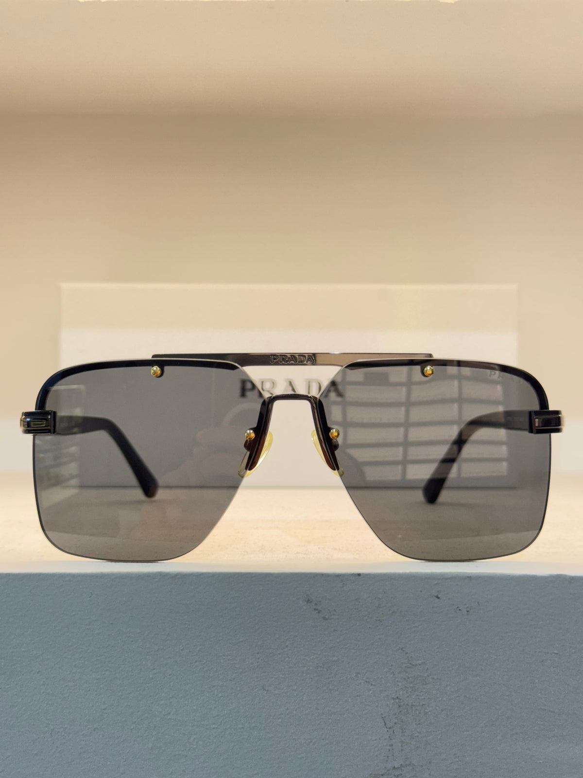 Prada style navigateur, ligne noire sur le haut de la face et détails dorés — photo réelle 1 de la paire chez NVL