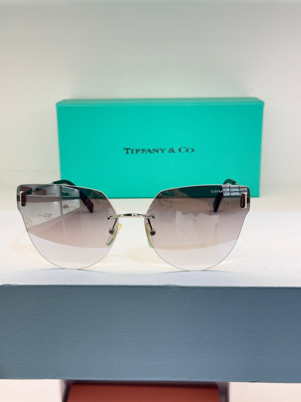 Tiffany & Co. œil de chat sans cerclage, détails argentés et verres dégradés — photo réelle 1 de la paire chez NVL