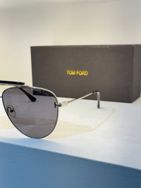 Tom Ford aviateur argentée, double pont et verres teintés gris — photo réelle 2 de la paire chez NVL