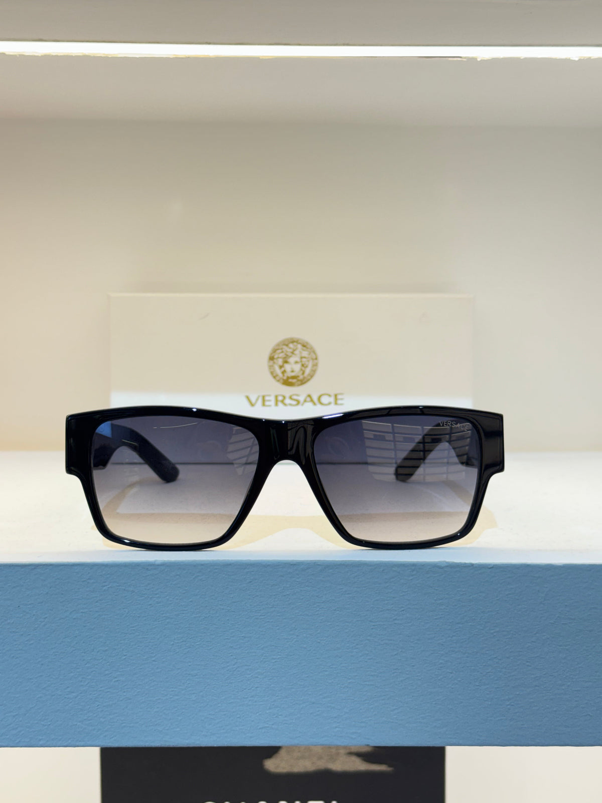 Versace carrée noire, détails dorés sur les branches et verres dégradés — photo réelle 1 de la paire chez NVL