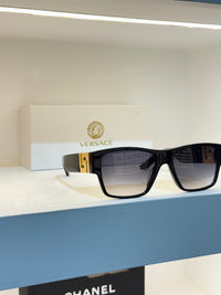 Versace carrée noire, détails dorés sur les branches et verres dégradés — photo réelle 2 de la paire chez NVL