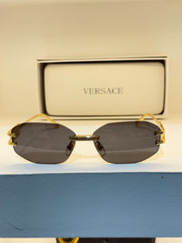 Versace sans cerclage, verres géométriques gris et détails dorés — photo réelle 1 de la paire chez NVL