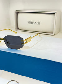 Versace sans cerclage, verres géométriques gris et détails dorés — photo réelle 2 de la paire chez NVL